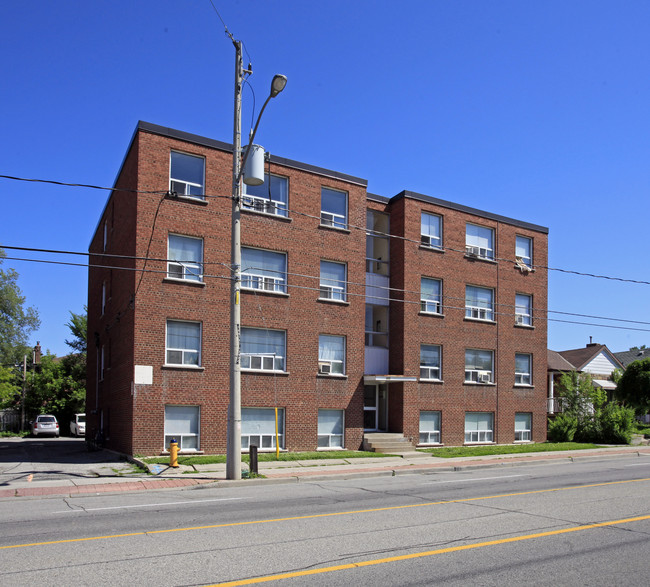 2922 St Clair Ave E in Toronto, ON - Building Photo - Primary Photo