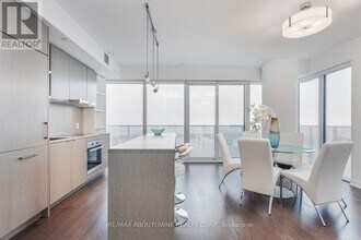 88 Harbour St in Toronto, ON - Building Photo - Building Photo