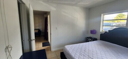 2036 NE 26th St in Wilton Manors, FL - Building Photo - Building Photo