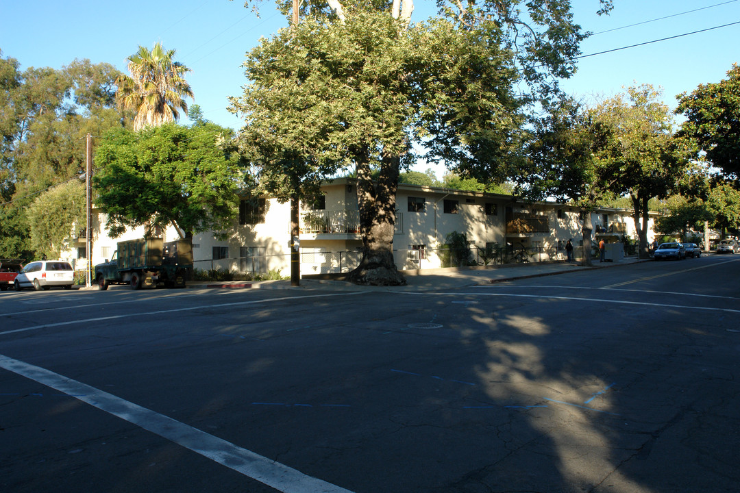 Palm Gardens Apartments in Santa Barbara, CA - Building Photo