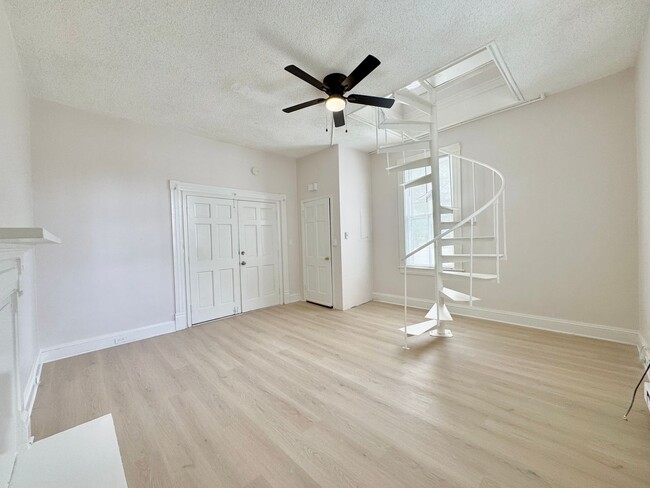 215 N Mecklenburg Ave in South Hill, VA - Building Photo - Building Photo