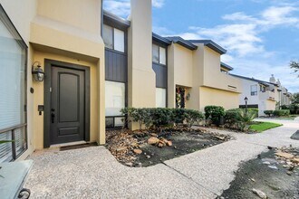 1112 Bering Dr in Houston, TX - Building Photo - Building Photo