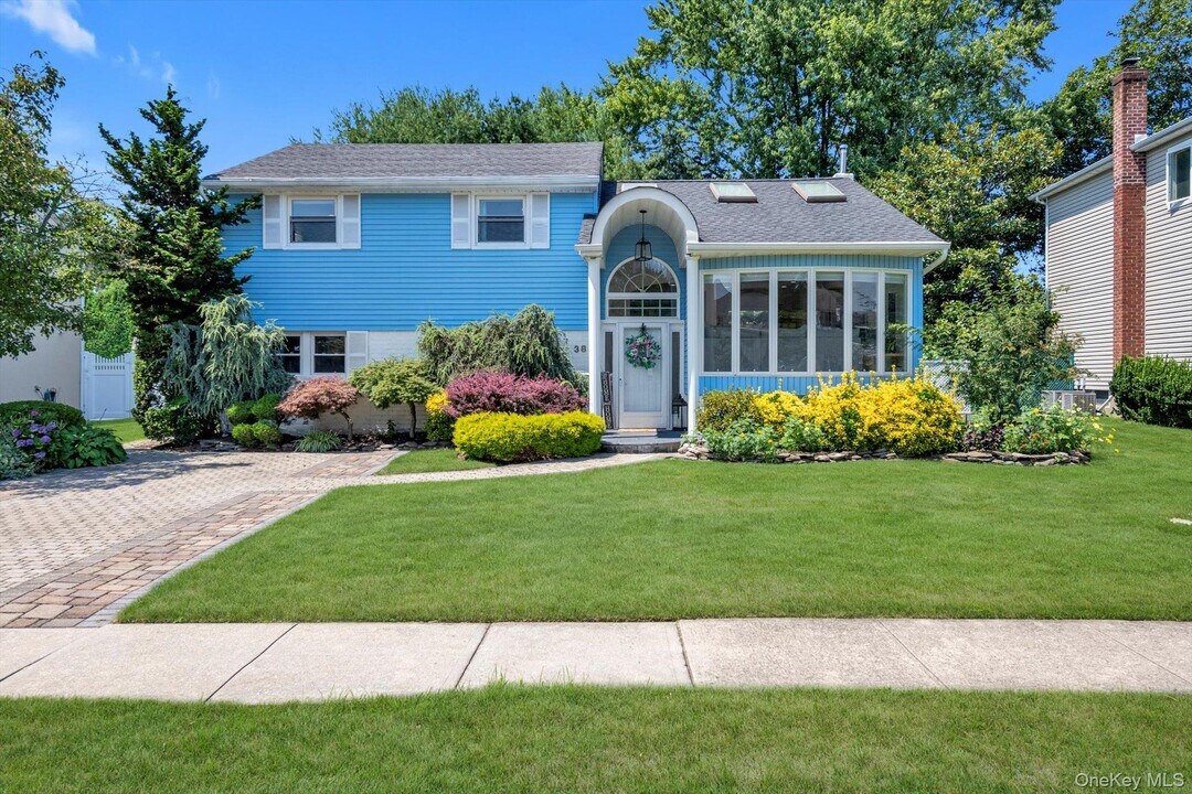 38 Loretta Dr in Syosset, NY - Building Photo