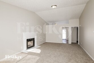 3961 Bonn Dr, Unit G14 in Indianapolis, IN - Foto de edificio - Building Photo