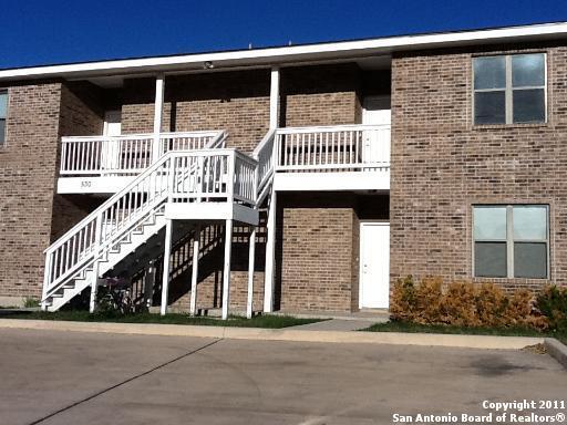 530 Dukeway Dr in Universal City, TX - Building Photo