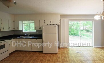 210 Creekwood Ln in Riverdale, GA - Building Photo - Building Photo