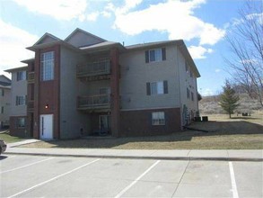 2262 Holiday Rd, Unit 106 in Coralville, IA - Foto de edificio - Building Photo