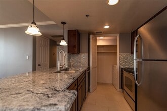 3525 Sage Rd, Unit 1402 in Houston, TX - Building Photo - Building Photo