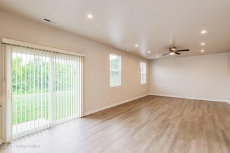 12006 Wooden Trace Dr in Louisville, KY - Building Photo - Building Photo