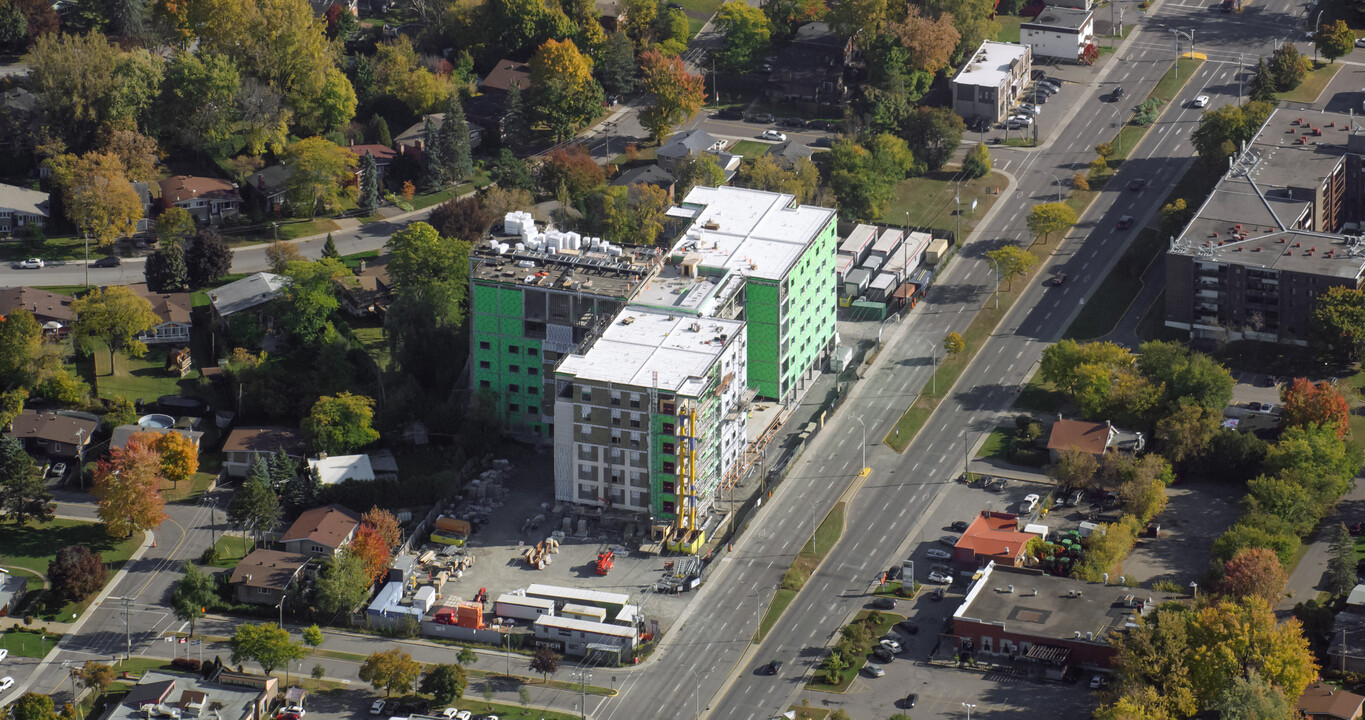 4660C Des Sources Blvd in Montréal, QC - Building Photo