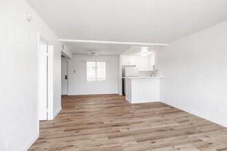 5257 Willowcrest Ave in North Hollywood, CA - Building Photo - Interior Photo
