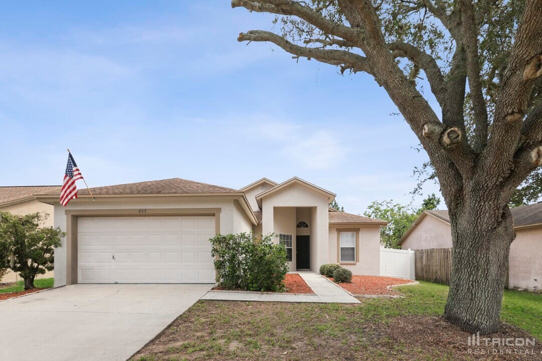 605 Lakemont Dr in Brandon, FL - Foto de edificio