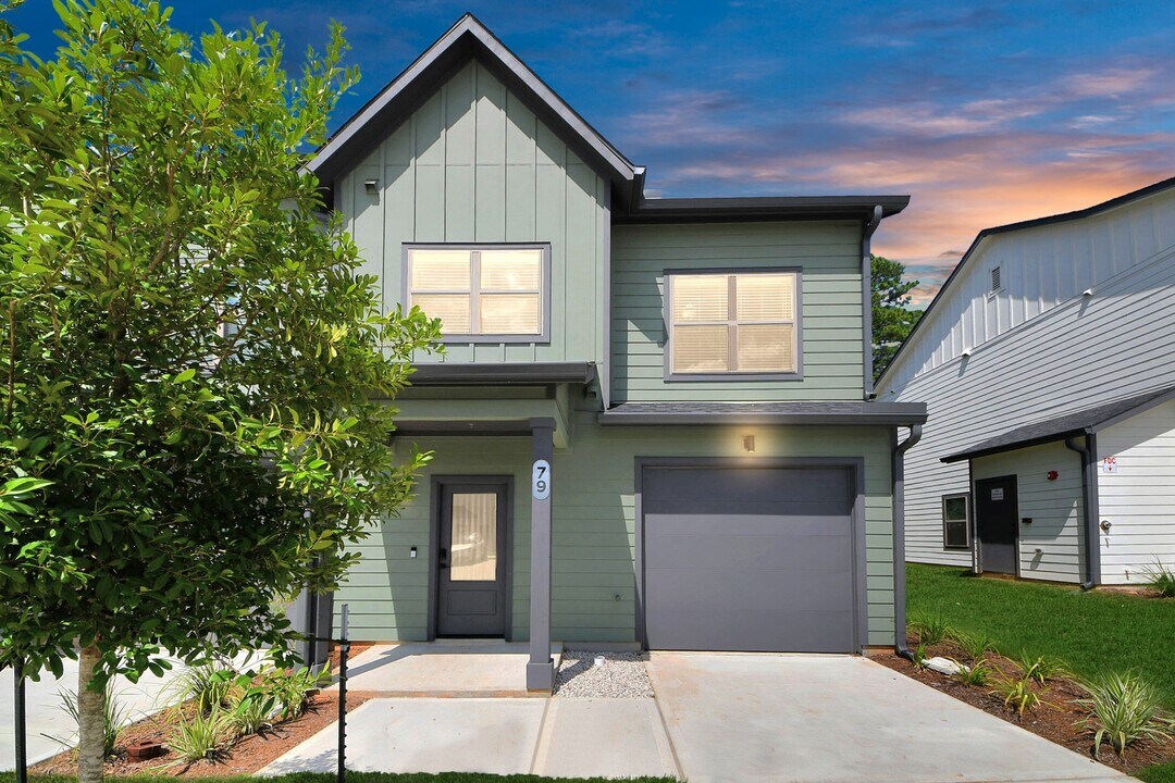 7711 Longmire Rd in Conroe, TX - Building Photo