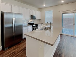 2110 Reaves Wy in North Las Vegas, NV - Foto de edificio - Building Photo