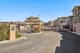 104 Alamere Falls Dr in Las Vegas, NV - Building Photo - Building Photo