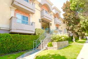 7045 Woodley Ave, Unit 212 in Los Angeles, CA - Building Photo