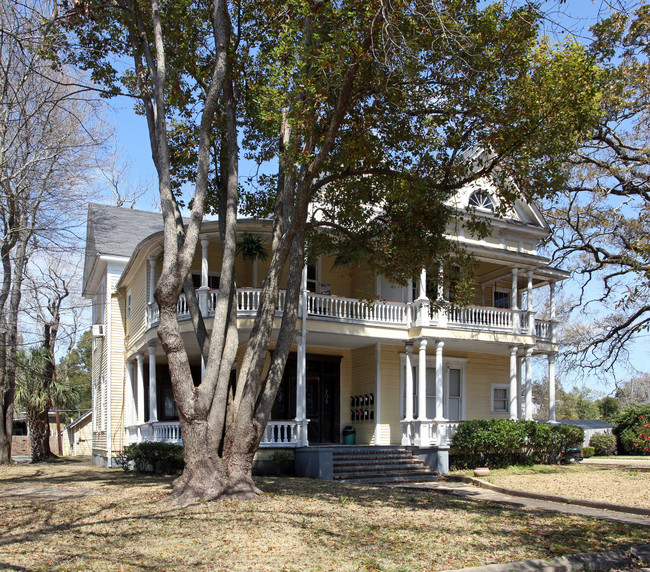 1700 Dauphin St in Mobile, AL - Foto de edificio - Building Photo