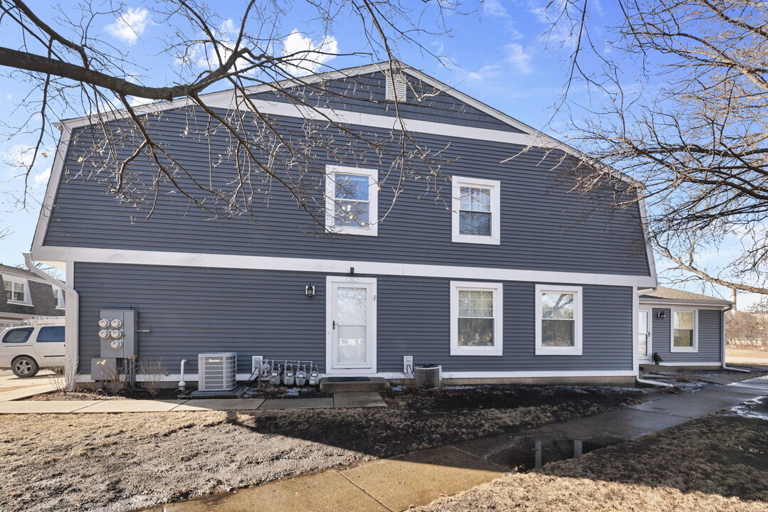 302 Somerset Ln in Vernon Hills, IL - Building Photo