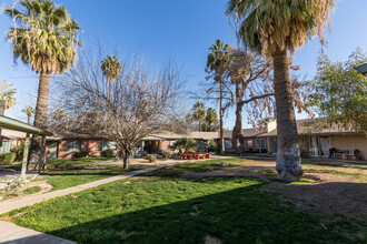 Coronado Court in Phoenix, AZ - Building Photo - Building Photo