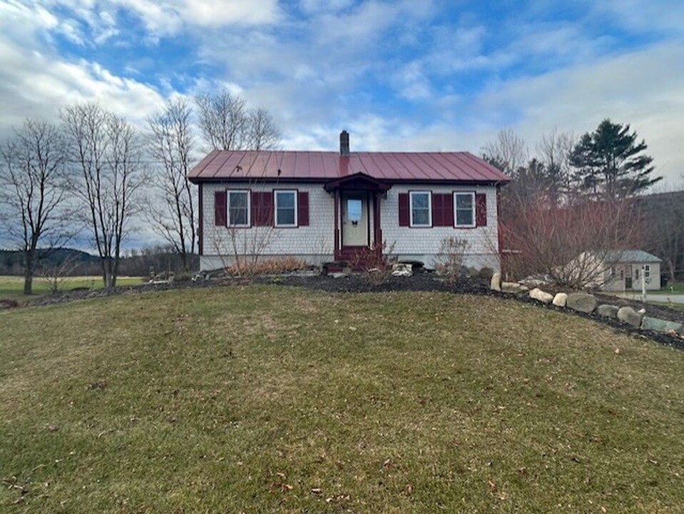 859 W Fairlee Rd in Fairlee, VT - Building Photo