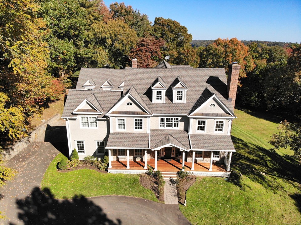 12 Comstock Ln in Wilton, CT - Foto de edificio