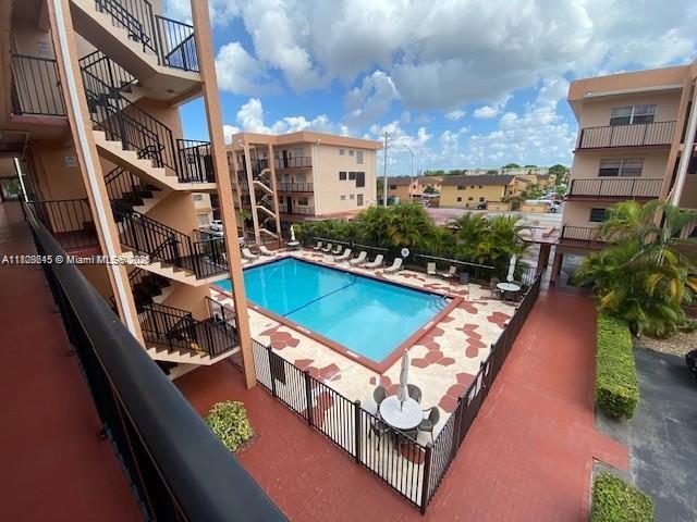1855 W 60th St in Hialeah, FL - Foto de edificio