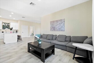 818 Foresteria Dr in West Palm Beach, FL - Foto de edificio - Building Photo