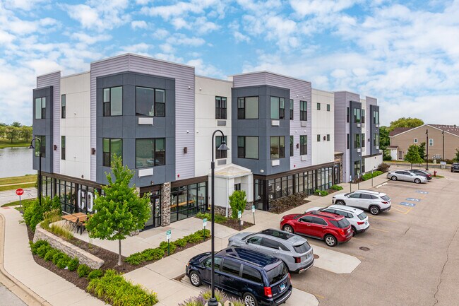 Randall Crossings Promenade in North Aurora, IL - Foto de edificio - Building Photo