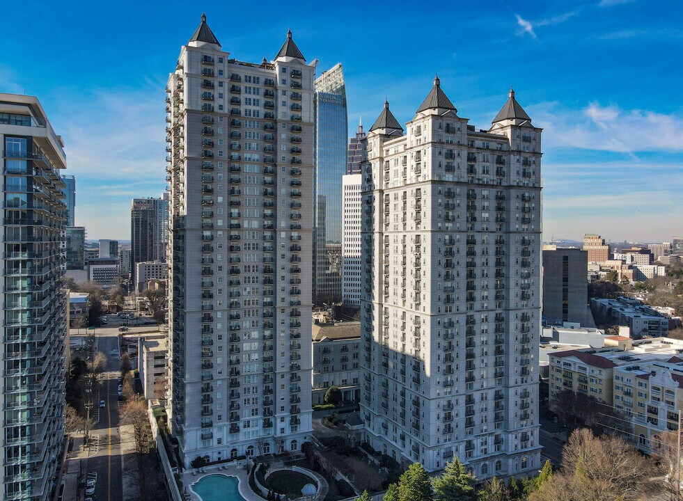 Mayfair in Atlanta, GA - Foto de edificio