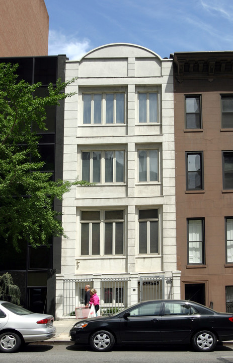 235 E 72nd St in New York, NY - Building Photo