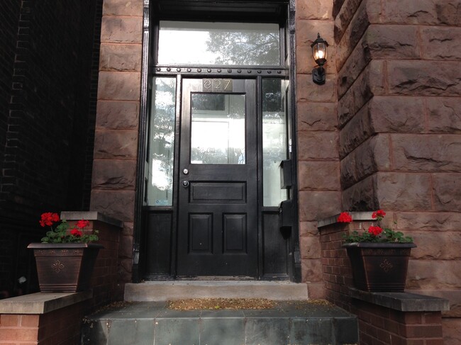 827 N Damen Ave, Unit 1 in Chicago, IL - Building Photo - Building Photo