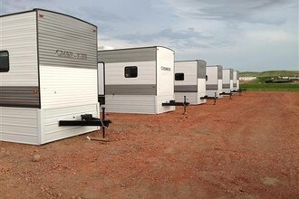 M & M Park in Watford City, ND - Foto de edificio - Building Photo