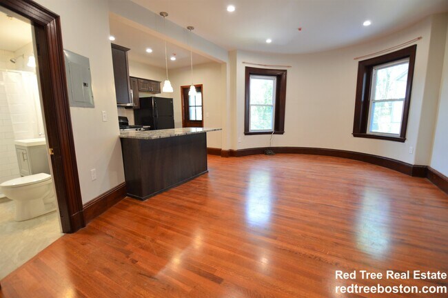 1736 Beacon St, Unit 2 in Brookline, MA - Building Photo - Building Photo