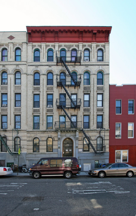 206 Scholes St in Brooklyn, NY - Building Photo