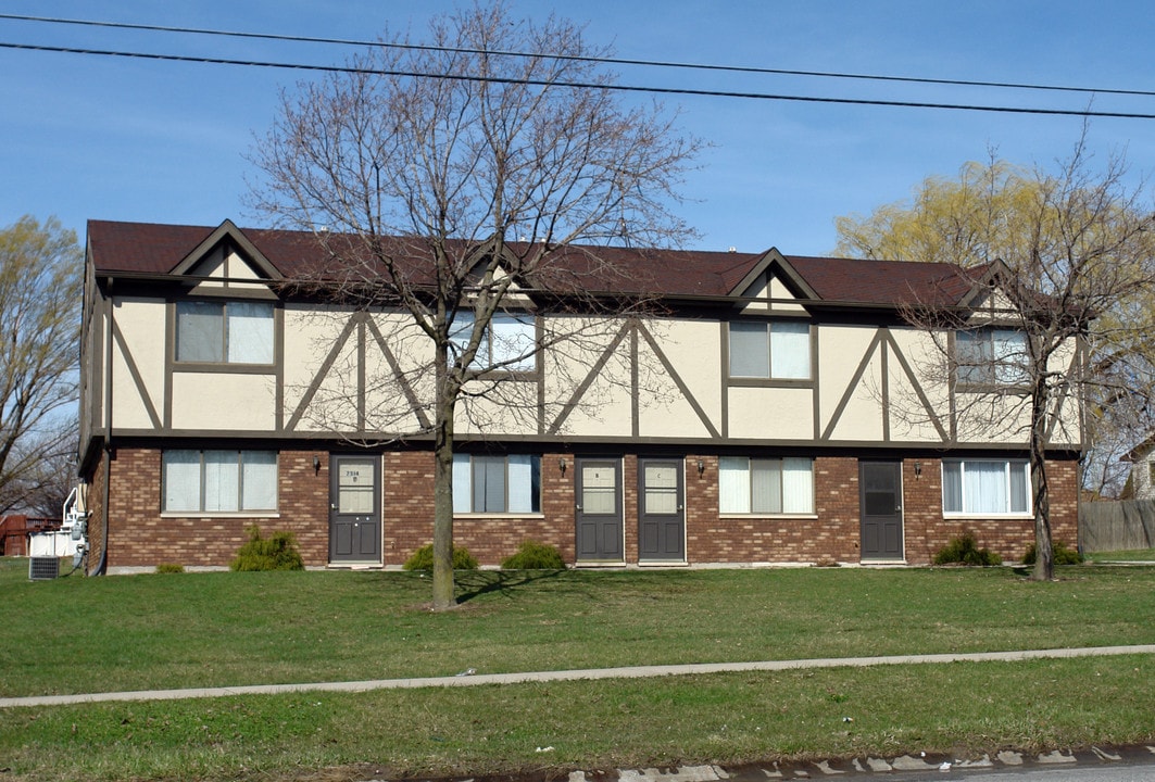 7514 Whitcomb St in Merrillville, IN - Foto de edificio