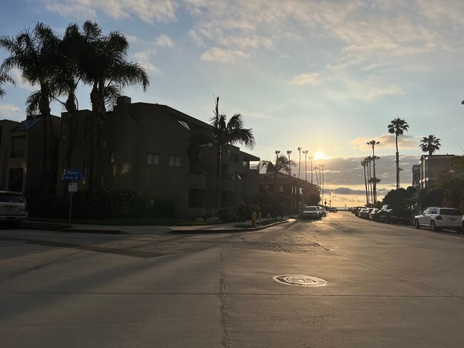 8132 Camino Del Sol, Unit F in La Jolla, CA - Building Photo - Building Photo