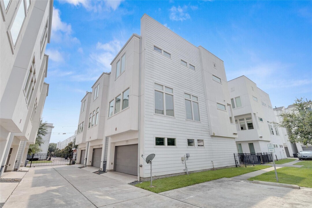2719 Clay St in Houston, TX - Building Photo