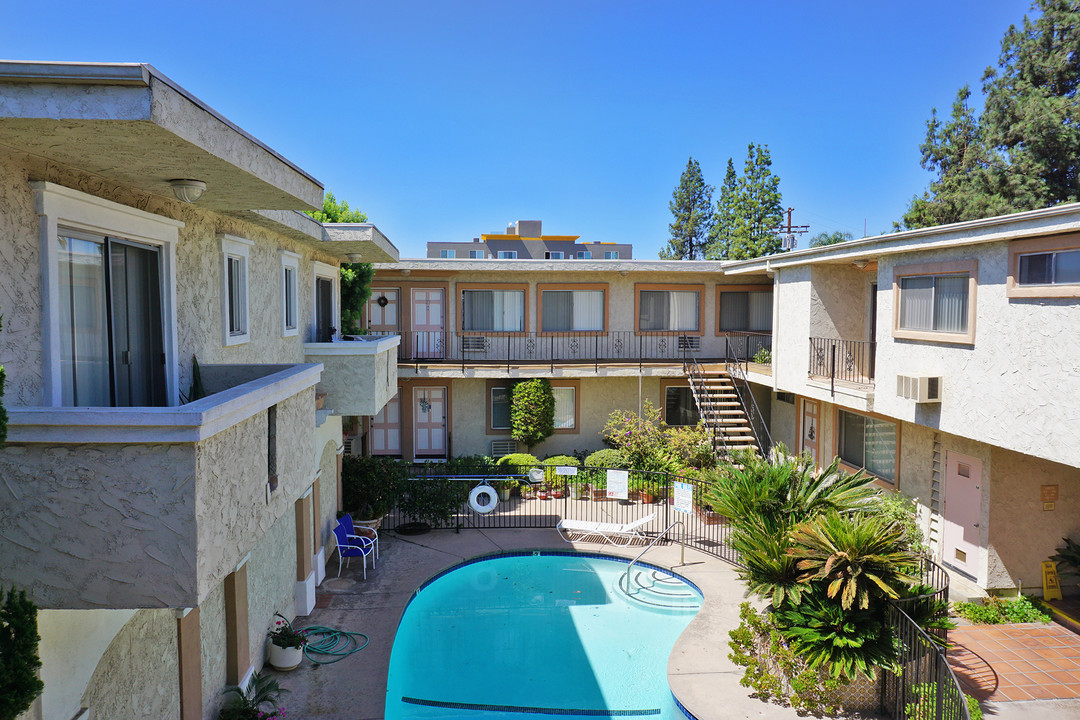 The Halsted Apartments in Northridge, CA - Foto de edificio