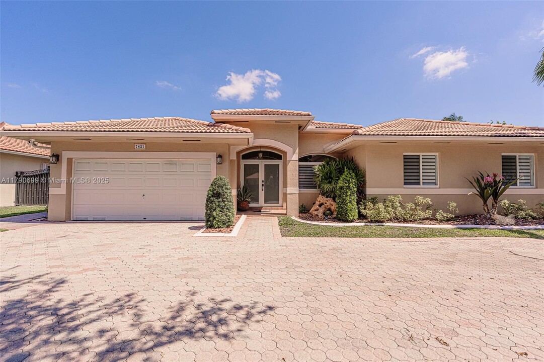 7821 NW 160th Terrace in Hialeah, FL - Building Photo