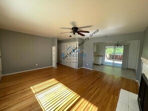 2361 Thompson Way in Sacramento, CA - Foto de edificio - Building Photo