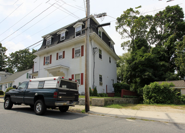 29 Grove St in Milford, MA - Foto de edificio - Building Photo