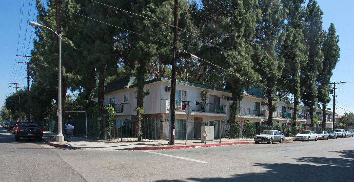 Parthenia Apartments in North Hills, CA - Foto de edificio