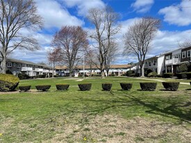 5 B Hemlock Dr, Unit 101 in Bay Shore, NY - Building Photo
