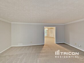 1720 Ridgefield Dr in Roswell, GA - Foto de edificio - Building Photo