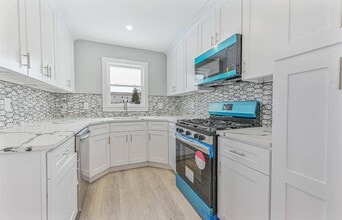 28 Lake Dr in Copiague, NY - Building Photo - Building Photo