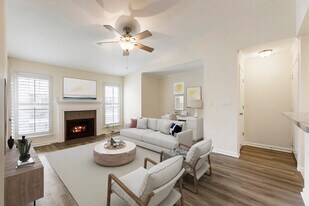 210 Granville Ct in Atlanta, GA - Building Photo