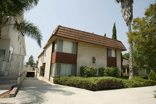 2320 Montrose Ave in Montrose, CA - Building Photo - Building Photo