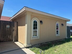 1216 E Parker Ave in Midland, TX - Building Photo