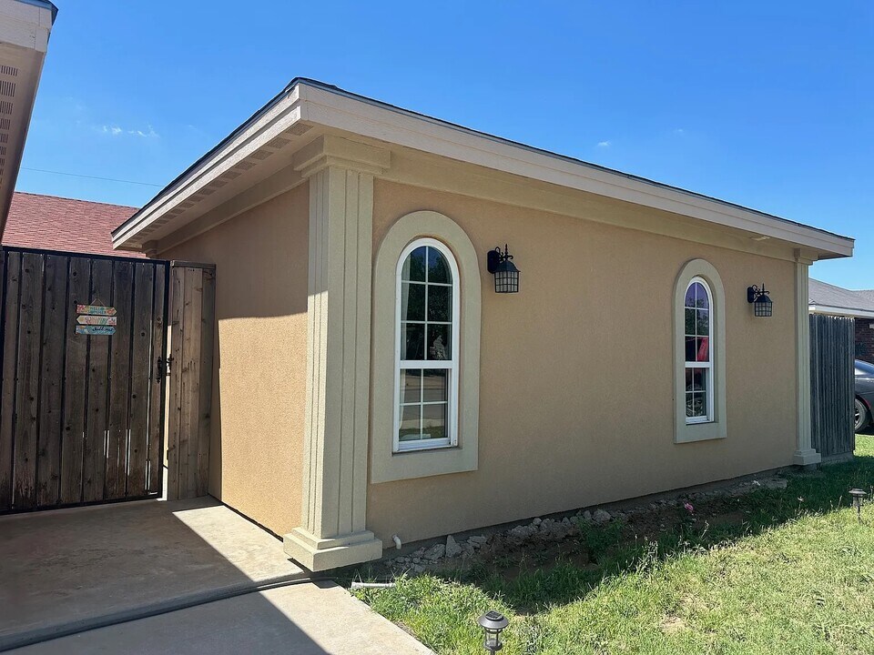 1216 E Parker Ave in Midland, TX - Building Photo