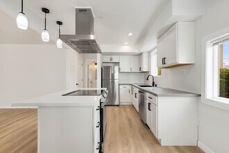 10325 Midvale Ave N in Seattle, WA - Building Photo - Building Photo